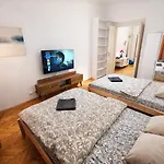 Ubytování v soukromí And Parking Assistance Praha