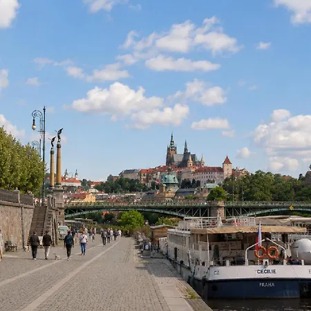 Quiet Old Town And Parking Assistance Homestay